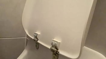 Пышногрудая милфа мастурбирует в туалете